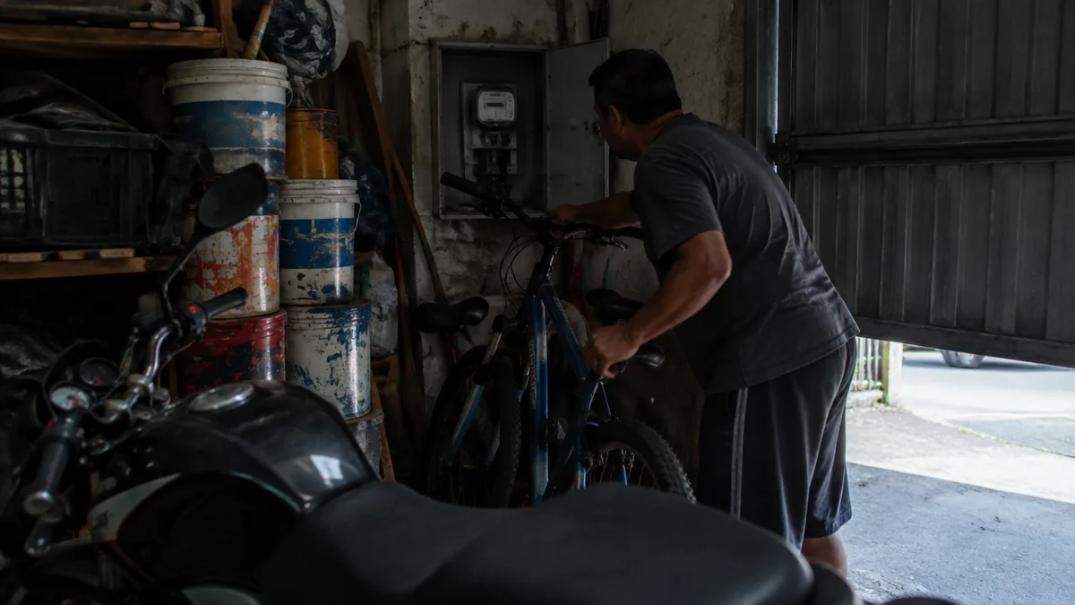 Homem libera o acesso ao medidor escondido na garagem de casa